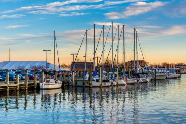 Gün batımında, Marina Annapolis, Maryland Yelkenliler.