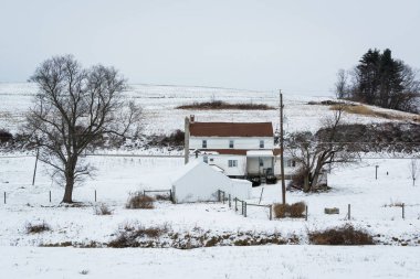 Jefferson, Pennsylvania yakınındaki bir kar kaplı çiftlik görünümünü.