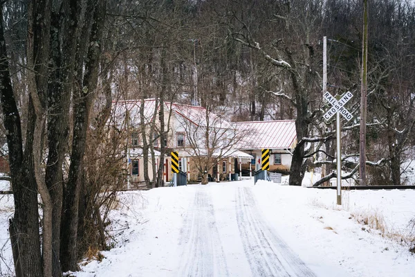 Bro och järnväg korsning längs en snö täckta landsväg, — Stockfoto