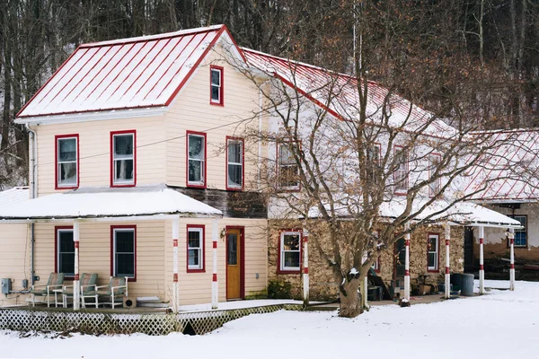 Casa en un día de invierno nevado, en una zona rural del condado de Carroll , —  Fotos de Stock