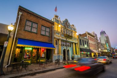 Trafik ve binalarda Dauphin Caddesi üzerinde gece, mobil, Ala