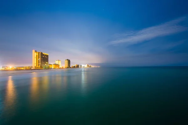 Hochhäuser entlang des Golfs von Mexiko bei Nacht, in panama city beac — Stockfoto