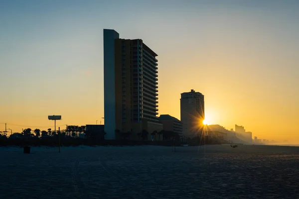 Highrises na praia ao nascer do sol, em Panama City Beach, Flórida — Fotografia de Stock