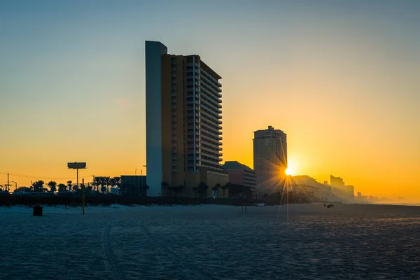 Hochhäuser am Strand bei Sonnenaufgang, in panama city beach, florida — Stockfoto