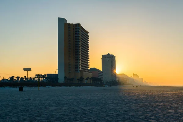 Hochhäuser am Strand bei Sonnenaufgang, in panama city beach, florida — Stockfoto