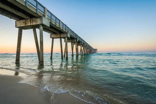 The M.B. Miller County Pier and Gulf of Mexico at sunrise, in Pa — Stock Photo, Image