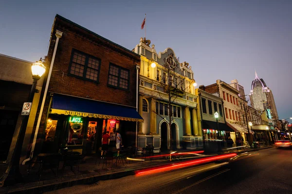 Tráfego e edifícios em Dauphin Street à noite, em Mobile, Ala — Fotografia de Stock