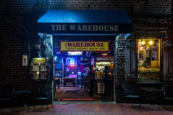 Bar en River Street por la noche, en Savannah, Georgia . — Foto de Stock