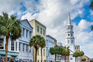Binalar ve palmiye ağaçları içinde Charleston, Sout geniş cadde boyunca