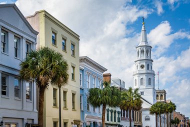 Binalar ve palmiye ağaçları içinde Charleston, Sout geniş cadde boyunca