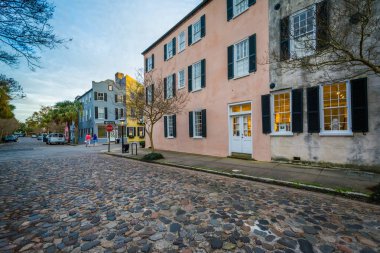 Charleston, Güney Caroli Arnavut kaldırımlı sokak ve eski binalar