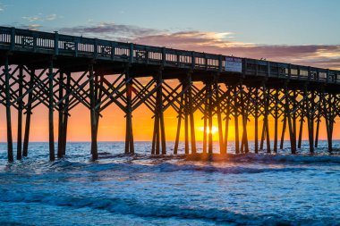 Sunrise, iskelede Folly Beach, Güney Carolina.