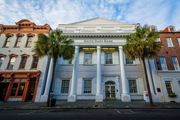 Buildings and palm trees along Broad Street, in Charleston, Sout — Stock Photo, Image