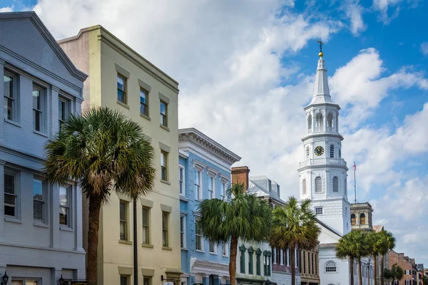 Byggnader och palmer längs Broad Street, i Charleston, Sout — Stockfoto