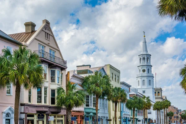 Byggnader och palmer längs Broad Street, i Charleston, Sout — Stockfoto