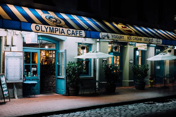 Caffè sulla River Street di notte, a Savannah, Georgia . — Foto Stock