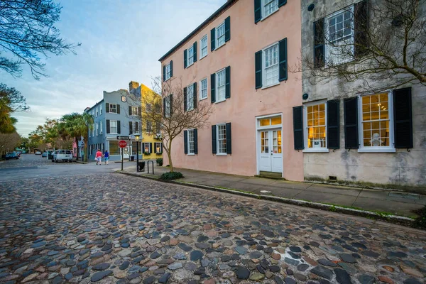 Kullerstensbelagda gatan och gamla byggnader i Charleston, South Caroli — Stockfoto