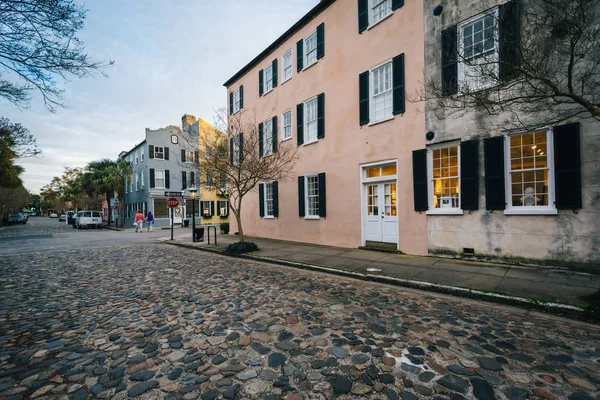 Kullerstensbelagda gatan och gamla byggnader i Charleston, South Caroli — Stockfoto