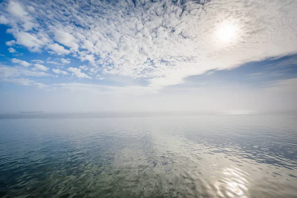 Dramatic sky over the Cooper River, in Charleston, South Carolin — Stock Photo, Image