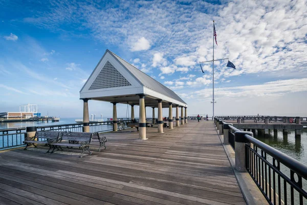 Fishing pier at the Waterfront Park, in Charleston, South Caroli — Stock Photo, Image