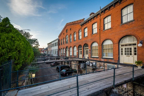 Old brick buildings and wood bridges in Savannah, Georgia. — Stock Photo, Image