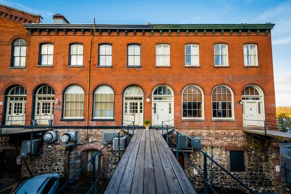 Old brick buildings and narrow wood bridge in Savannah, Georgia. — Stock Photo, Image