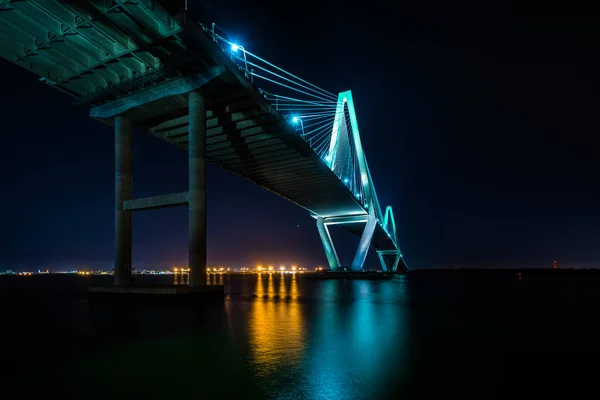 A ponte Arthur Ravenel à noite, em Charleston, South Carolin — Fotografia de Stock