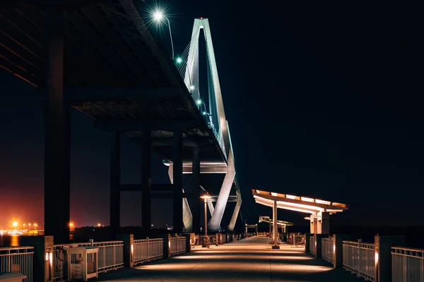 Mount Pleasant molo i Arthur Ravenel Bridge nocą, w C — Zdjęcie stockowe