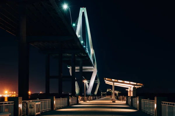 Mount Pleasant molo i Arthur Ravenel Bridge nocą, w C — Zdjęcie stockowe