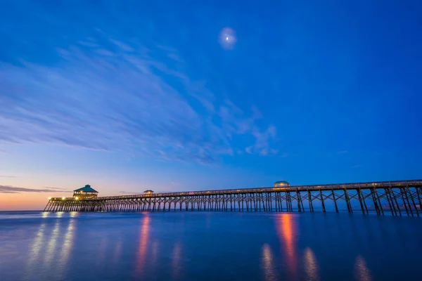 The pier at dawn, in Folly Beach, South Carolina. — Stock Photo, Image