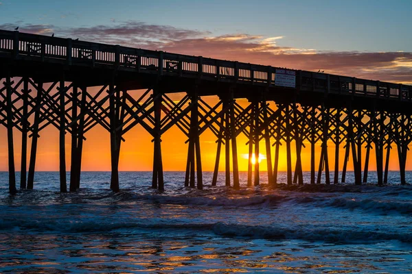 The pier at sunrise, in Folly Beach, South Carolina. — Stock Photo, Image