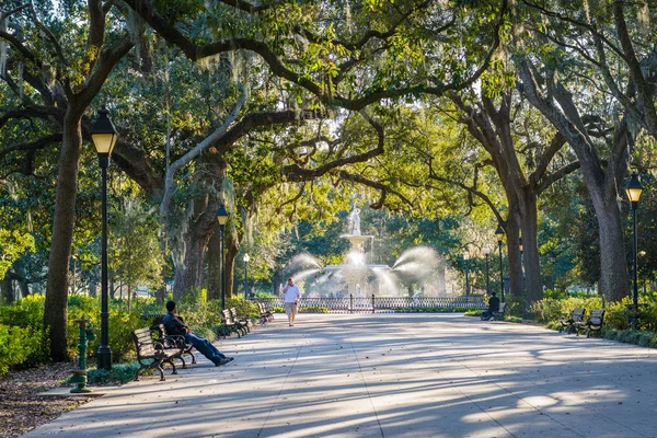 Walkway and fountain, at Forsyth Park, in Savannah, Georgia. — Stock Photo, Image
