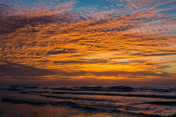 Olas en el Océano Atlántico y amanecer, en Folly Beach, C Sur — Foto de Stock