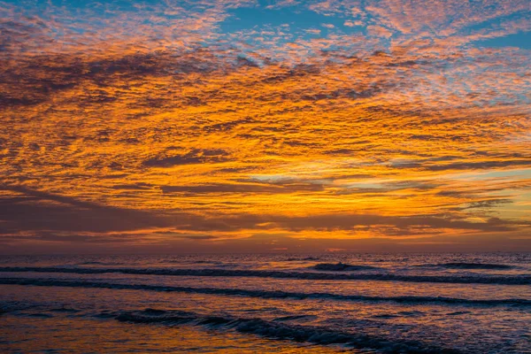 Olas en el Océano Atlántico y amanecer, en Folly Beach, C Sur — Foto de Stock