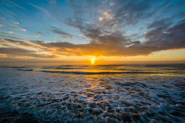 Wellen im Atlantik und Sonnenaufgang, auf der Palmeninsel, im Süden — Stockfoto