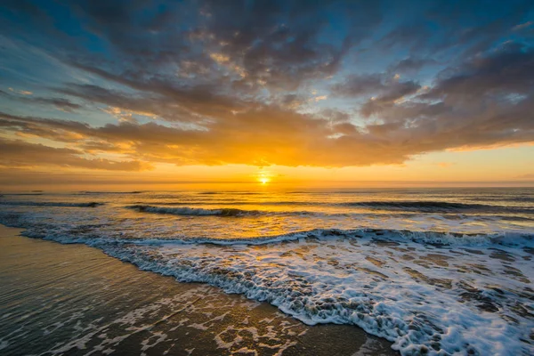 Hullámok az Atlanti-óceán és a napfelkelte, az Isle of Palms, Dél- — Stock Fotó