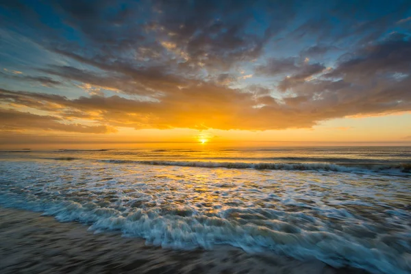 Waves in the Atlantic Ocean and sunrise, in Isle of Palms, South — Stock Photo, Image