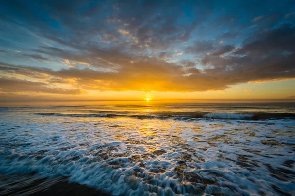 Golven in de Atlantische Oceaan en de zonsopgang, in Isle of Palms, zuiden — Stockfoto