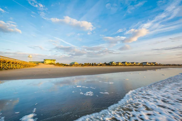 Vagues dans l'océan Atlantique et la plage au lever du soleil, dans l'île de — Photo