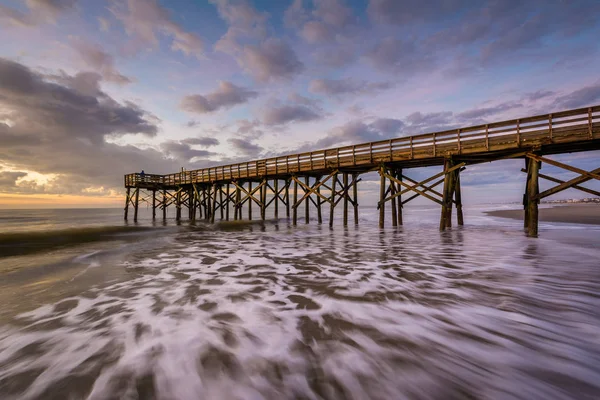 Waves in the Atlantic Ocean and the pier at sunrise, in Isle of — Stock Photo, Image