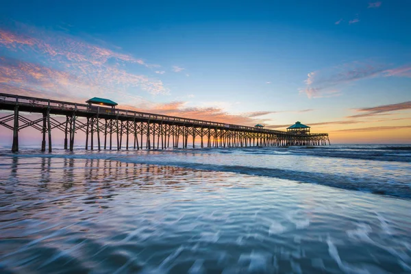 Waves in the Atlantic Ocean and the pier at sunrise, in Folly Be — Stock Photo, Image