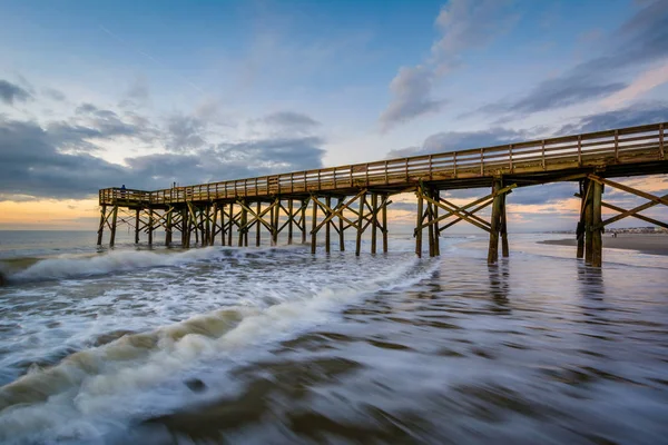 Wellen im Atlantik und die Seebrücke bei Sonnenaufgang, in der Insel — Stockfoto