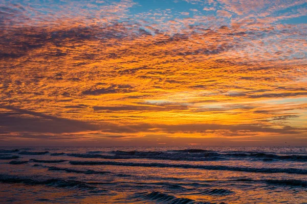 Olas en el Océano Atlántico al amanecer, en Folly Beach, South Ca — Foto de Stock