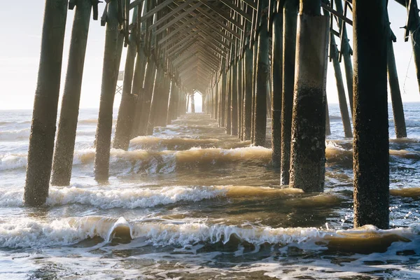 Dalgalar Folly Beach, Güney Carolina İskelenin altındaki. — Stok fotoğraf