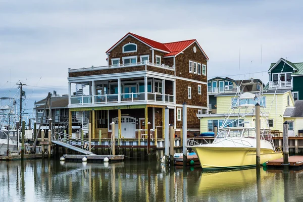 Edifici e barche lungo Cape May Harbor, a Cape May, New Jers — Foto Stock