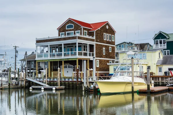 Buildings and boats along Cape May Harbor, in Cape May, New Jers — Stock Photo, Image