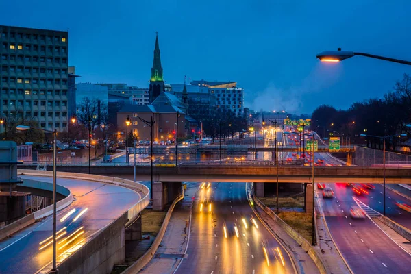 Движение на шоссе I-395 ночью, в Вашингтоне, округ Колумбия . — стоковое фото