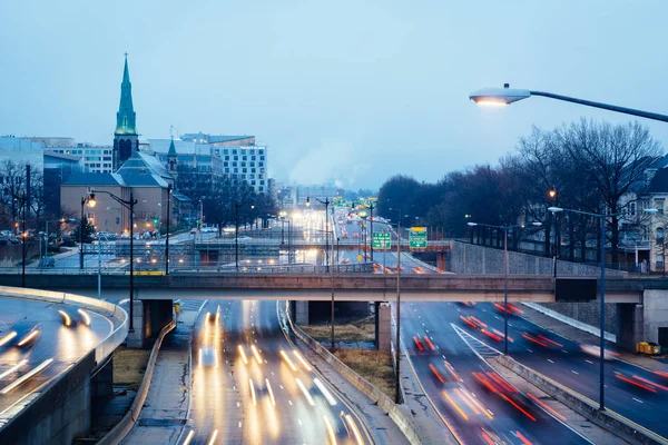 Circulation sur l'I-395 par une soirée nuageuse, à Washington, DC . — Photo