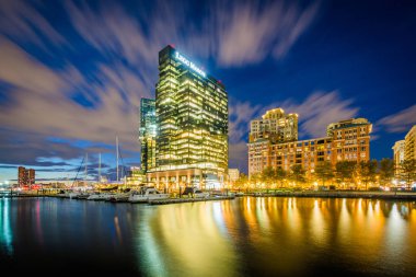 Gece, limanın Doğu, Baltimore, Maryland'modern binalar.