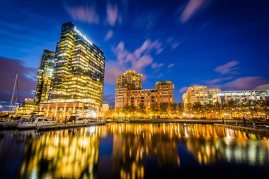 Gece, limanın Doğu, Baltimore, Maryland'modern binalar.